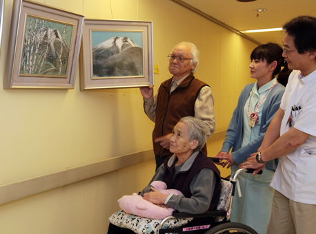 ２５年間にわたって日本画を提供し続けている室井澄さん(左)