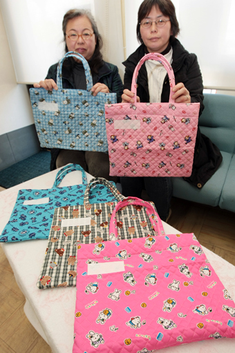 「被災地の子どもたちへ手作りバッグを贈ろう」と呼びかける萩原雅子さん(右)と西本和子さん