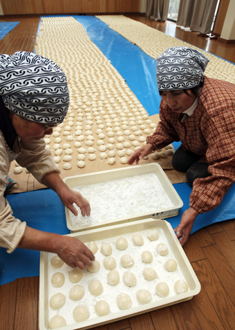 「被災された方々に温かいお雑煮を」とＪＡ兵庫西高雄地区女性会が作った約３５００個の丸もち
