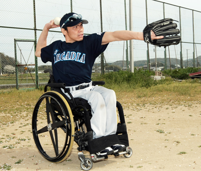 身体障害者野球の全国大会へ出場する枝川哲也さん。車いすに乗ったピッチャーは現役選手では国内唯一だ