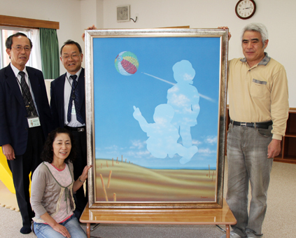 市長賞受賞作を塩屋児童館に寄贈した千崎勝廣さん(右)