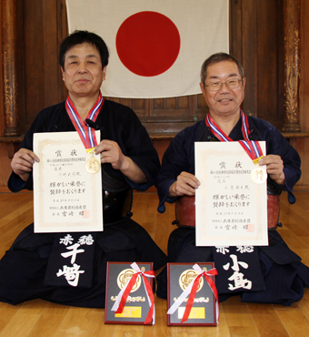 県年齢別剣道で優勝した小島勝義さん(右)、千崎武司さん