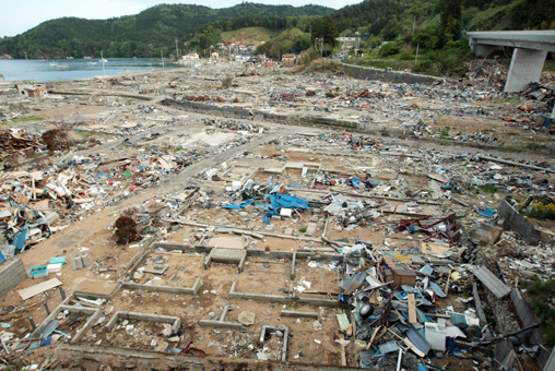 ９割近い家屋が流失した石巻市雄勝町水浜地区。写真の左側から高さ２０メートルの津波が押し寄せた