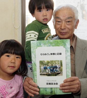「孫にも自分の住むまちを好きになってほしい」と冊子を発行した田端自治会の前会長・山本薫さん
