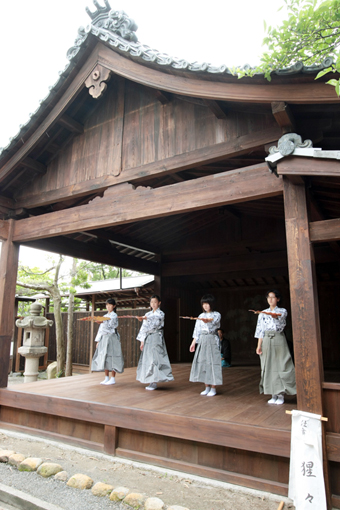 大石神社の能舞台で行われた「赤穂こども能楽教室」の発表会