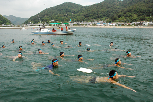 伝統の海洋訓練で生島まで泳いで往復した坂越小の６年生児童
