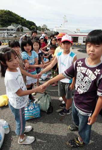 福島からの参加児童を握手で出迎えた赤穂の子どもたち