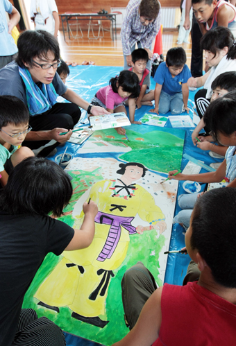 原小学校児童が中心となって描いた農村舞台の背景画