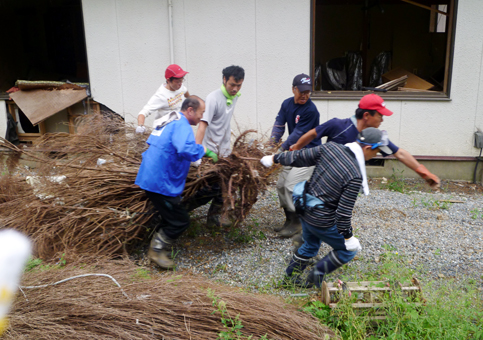 気仙沼市大島で震災復興活動に汗を流すボランティア参加者
