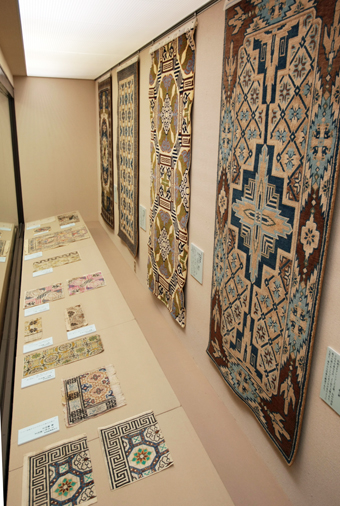 希少な緞通図面を見ることができる歴史博物館の特集展示
