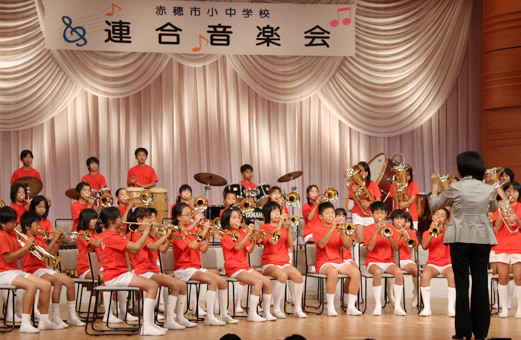 市内の小中学生が出演した音楽会