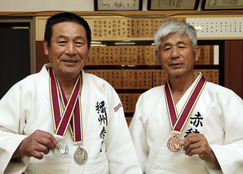 日本マスターズ柔道でメダルを獲得した池田正男選手(左)と馬場猪虎雄選手