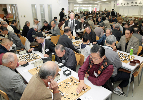 大勢のアマチュア棋士が出場した忠臣蔵交流囲碁大会