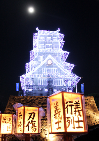 月光の下、まばゆく光る「幻の天守閣」