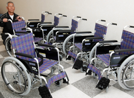 医療機関など計１０カ所へ寄贈の車椅子
