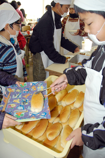 赤穂市で初めて学校給食に提供された米粉パン