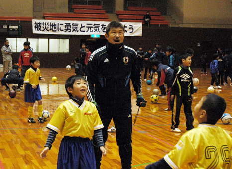 赤穂の子どもたちにサッカー指導した加藤久氏