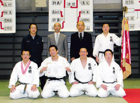 県警柔道で２年ぶり３度目の優勝に輝いた赤穂署の柔道選手団