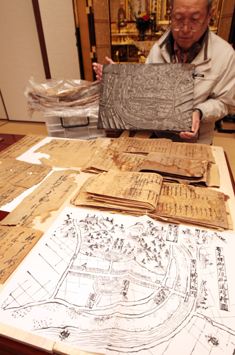 ふすまの下張りに使われていた古文書。手前は当時の“避難所マップ”とみられる木版画の絵図