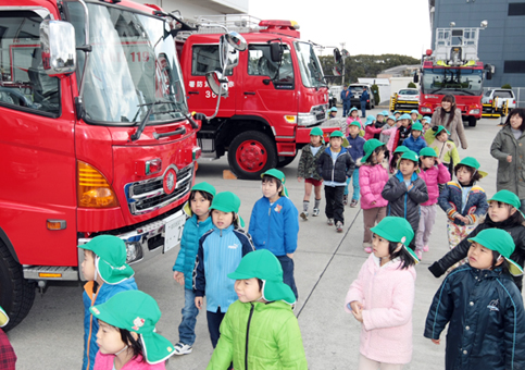 消防署を見学した城塞幼稚園の園児たち
