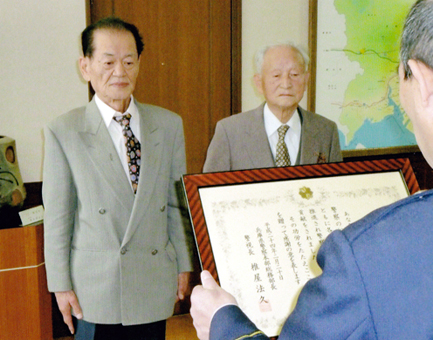 黒田稔樹・赤穂署長から感謝状を伝達された谷茂さん(左)