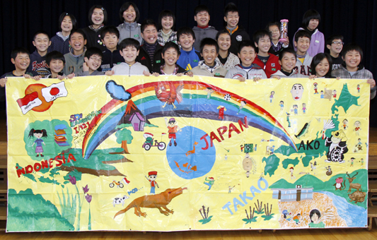 インドネシアの児童との共同制作で完成したアートマイル壁画