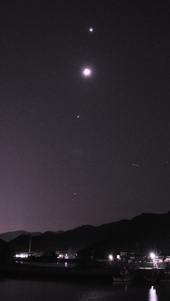 一直線上に等間隔で並んだ金星、月、木星＝３月２６日午後７時４８分撮影