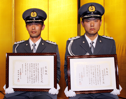 優良警察官表彰を受けた弘津茂之巡査部長(左)と中村浩二巡査長