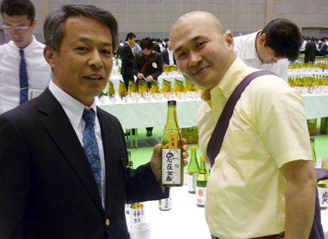 「忠臣蔵　大吟醸」で２年連続金賞を受賞した奥藤利文社長(左)と蔵人の岩渕徹さん