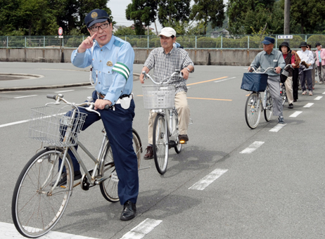 教習コースを使って行われた自転車交通安全教室