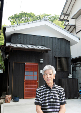 古民家を改築して坂越へ移住した岡村敏明さんと自慢の新居
