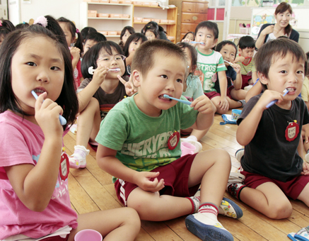 正しい歯磨き方法を学習した園児たち