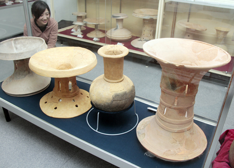 有年考古館で開催中の特別展で展示されている土器