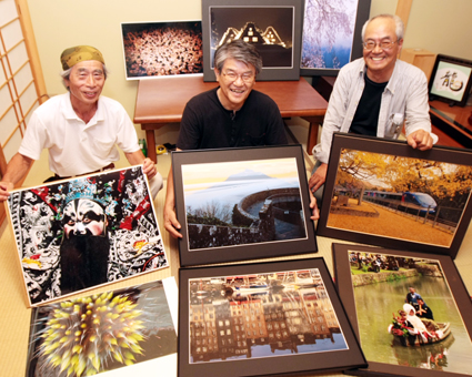 趣味が共通の３人で合同写真展を開く＝左から＝矢野博之さん、野村勝美さん、濱本陸志さん