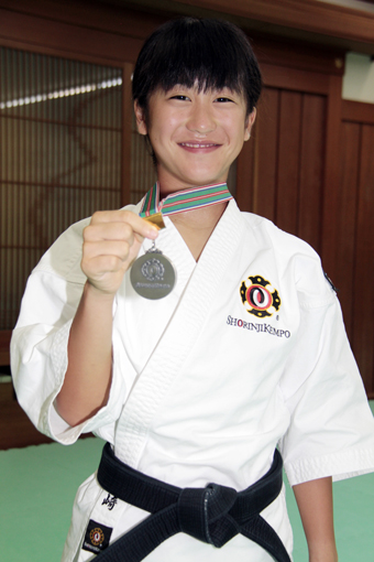 全国中学生少林寺拳法大会の女子単独演武で準優勝した長崎ひな選手