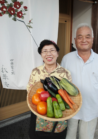 料理好きが高じて創作料理店を開いている秋岡安子さん。食材の中心は夫の立三さんが作った季節野菜