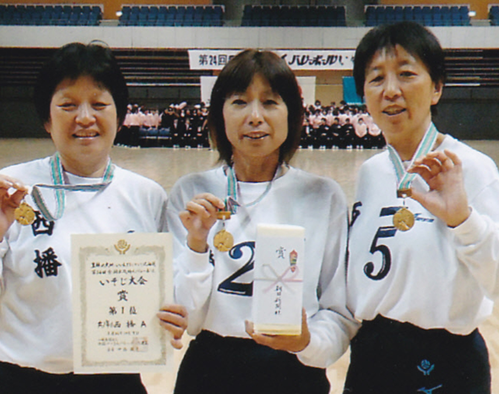 金メダルを手に優勝を喜ぶ＝左から＝深澤さん、田川さん、田村さん