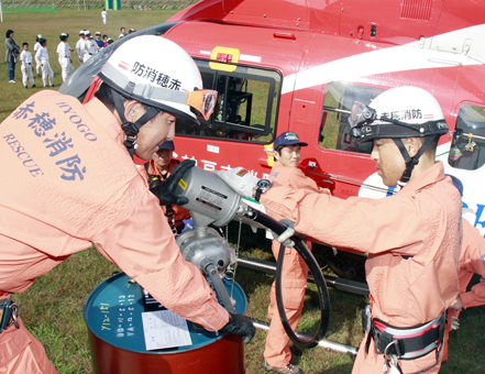 県の防災ヘリに給油する赤穂市消防本部の隊員