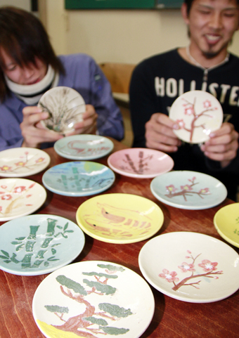 赤穂高定時制の生徒が絵付けした陶器皿