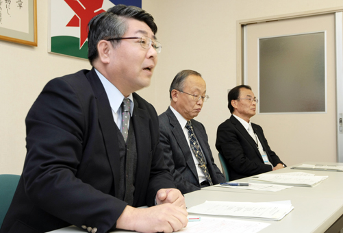 第三者委員会終了後、記者の質問に答える浅野良一委員長(左)