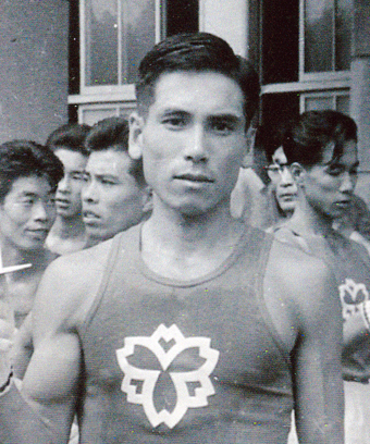 日体大時代の田中豊さん。長距離選手にしてはがっしりした上半身は機械体操で鍛えたという＝本人提供