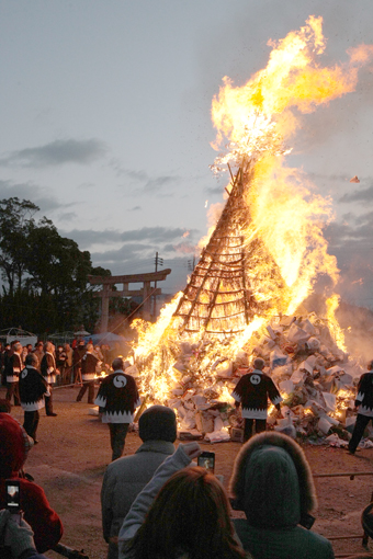 勢いよく火柱が立ち上った「とんど祭り」＝赤穂大石神社