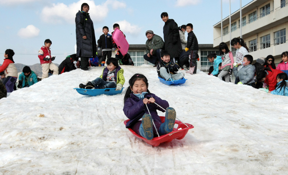 幼保小連携で開催された雪遊び大会