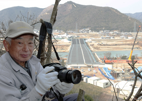 建設中の「坂越大橋」を撮り続けている山本薫さん