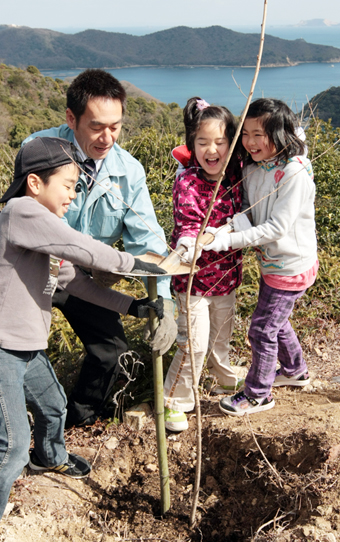 赤穂ロータリークラブが地元児童と行った宝珠山の植樹活動