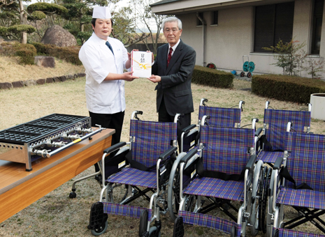 車椅子とたこ焼き器の贈呈式