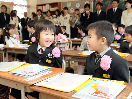 入学式の緊張が解けて笑顔の新１年生
