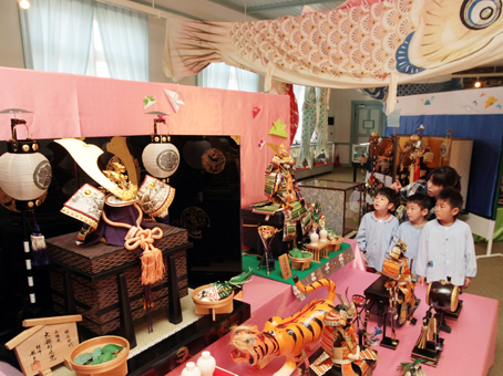 民俗資料館で開かれる五月人形展