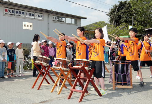 地元児童の和太鼓演奏で祝ったＪＲ天和駅の開業５０周年