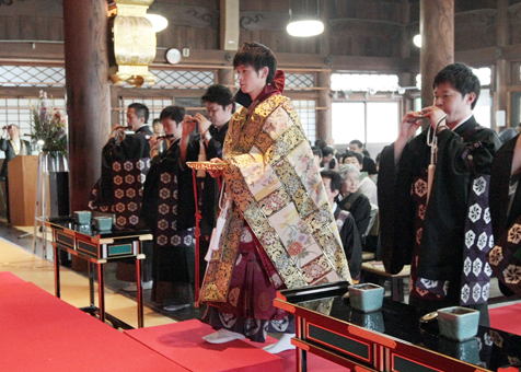 永応寺で行われた楠慶仁・第２１世住職の継職奉告法要